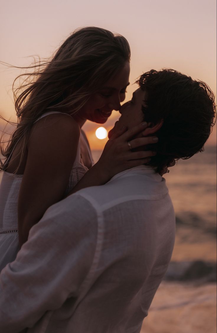 SUNRISE ENGAGEMENT PHOTOSHOOT WITH SUN — OUT OF FOCUS.jpg